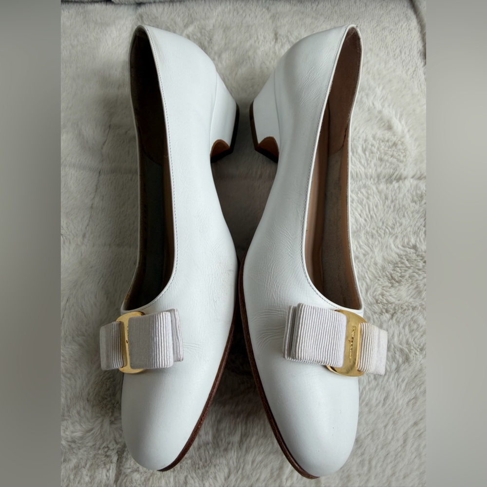 $895 Ferragamo Vara Bow White Leather Low Pumps 8.5 - Picture 3 of 8